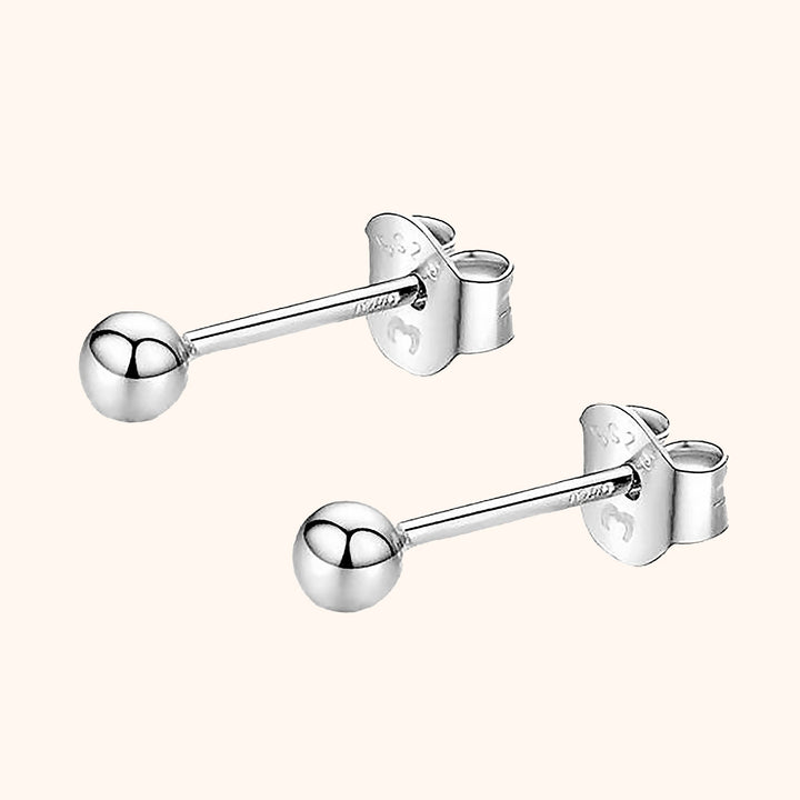 Silberne Ohrstecker aus Edelstahl, minimalistisches Design, glänzende Kugelform.