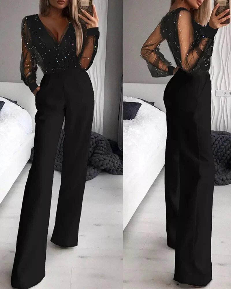 Eleganter schwarzer Jumpsuit mit transparenten Ärmeln und Perlendetails für Damenmode.