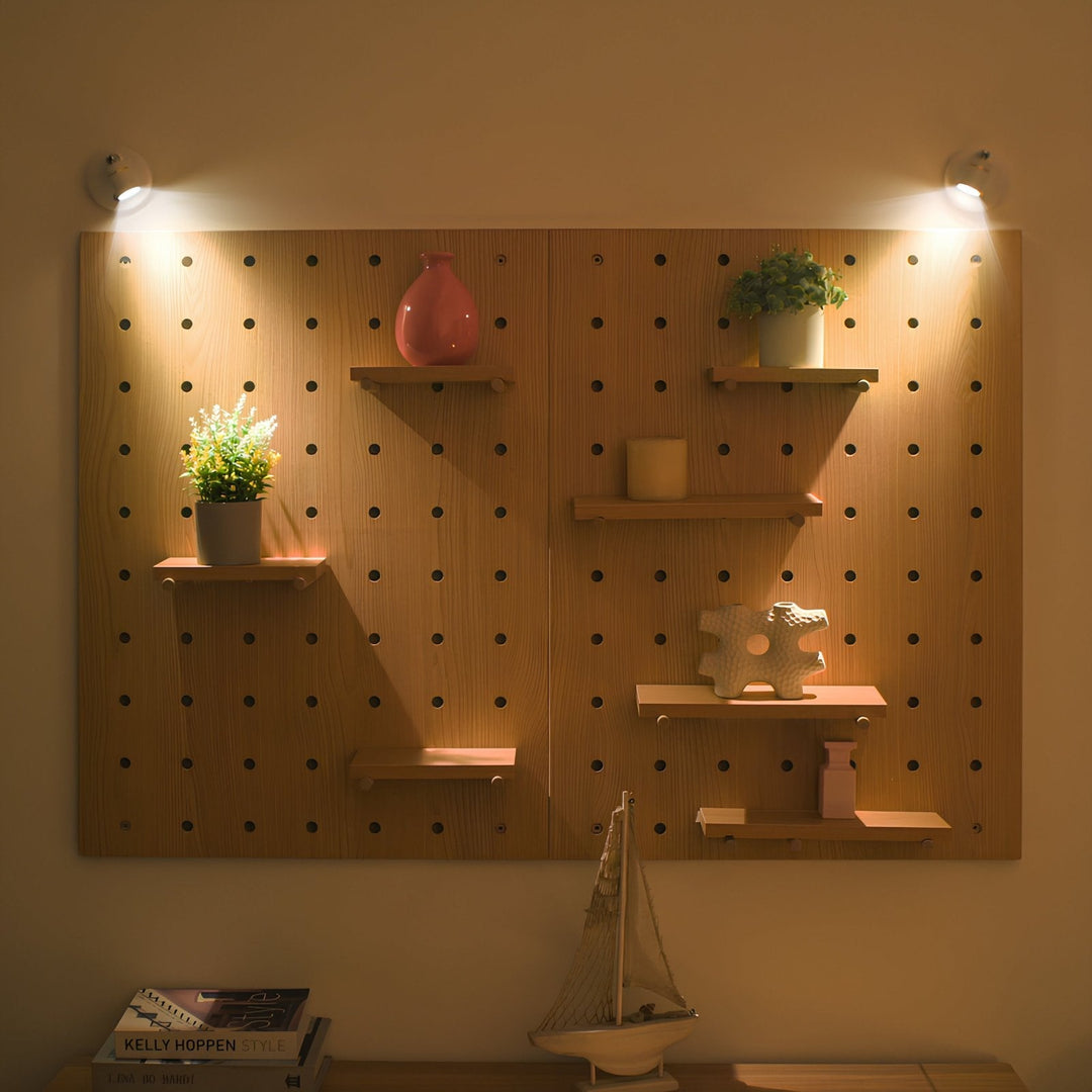 Holz-Pegboard mit Regalen, dekoriert mit Pflanzen und Beleuchtung, Wanddeko, Wohnzimmer.