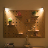 Holz-Pegboard mit Regalen, dekoriert mit Pflanzen und Beleuchtung, Wanddeko, Wohnzimmer.