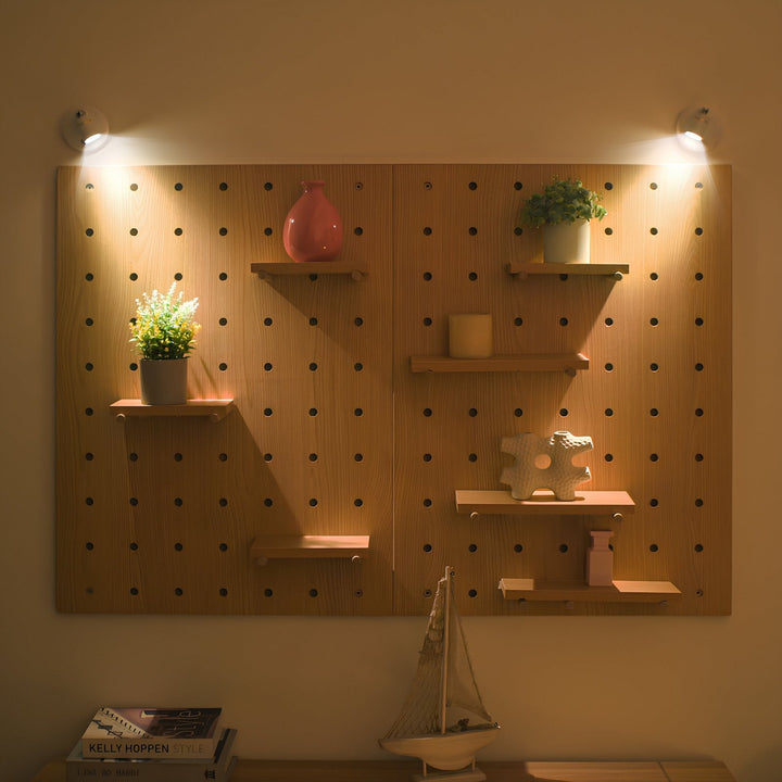 Holz-Pegboard mit Regalen, dekoriert mit Pflanzen und Beleuchtung, Wanddeko, Wohnzimmer.