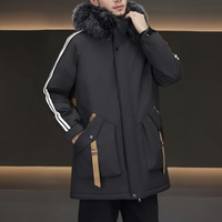 Schwarzer Wintermantel mit Kapuze, Fellkragen, Streifen, Taschen, Herrenmode, warm, stilvoll.