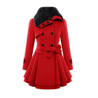 Roter Damen-Wintermantel mit Gürtel, doppelte Knopfleiste, schwarzer Kragen, elegantes Design.