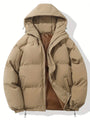Klassische beige Kapuzenjacke, warm, wattiert, Reißverschluss, Wintermode, Herrenbekleidung.