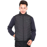 Mann trägt schwarze, beheizte Weste, Unisex, isoliert, modisch, Outdoor-Bekleidung.