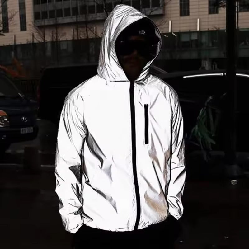 Reflektierende Jacke mit Kapuze, silber, für Herren, ideal für Outdoor-Aktivitäten bei Nacht.