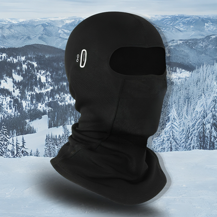 Schwarze Fleece-Sturmhaube für Wintersport, isolierend, atmungsaktiv, vor verschneiter Berglandschaft.