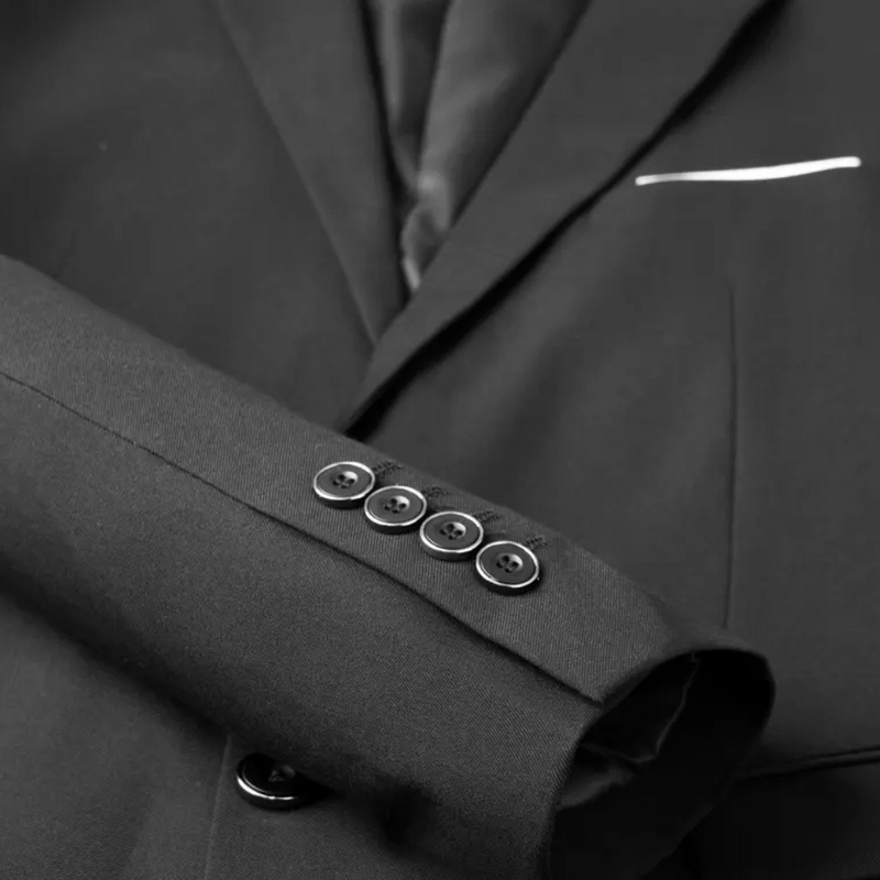 Schwarzer Herrenanzug mit Knopfdetails, elegantes Design, hochwertige Verarbeitung.