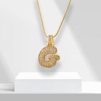 Goldener Buchstabenanhänger "G" mit Strasssteinen auf Kette, Schmuck, Geschenkidee.