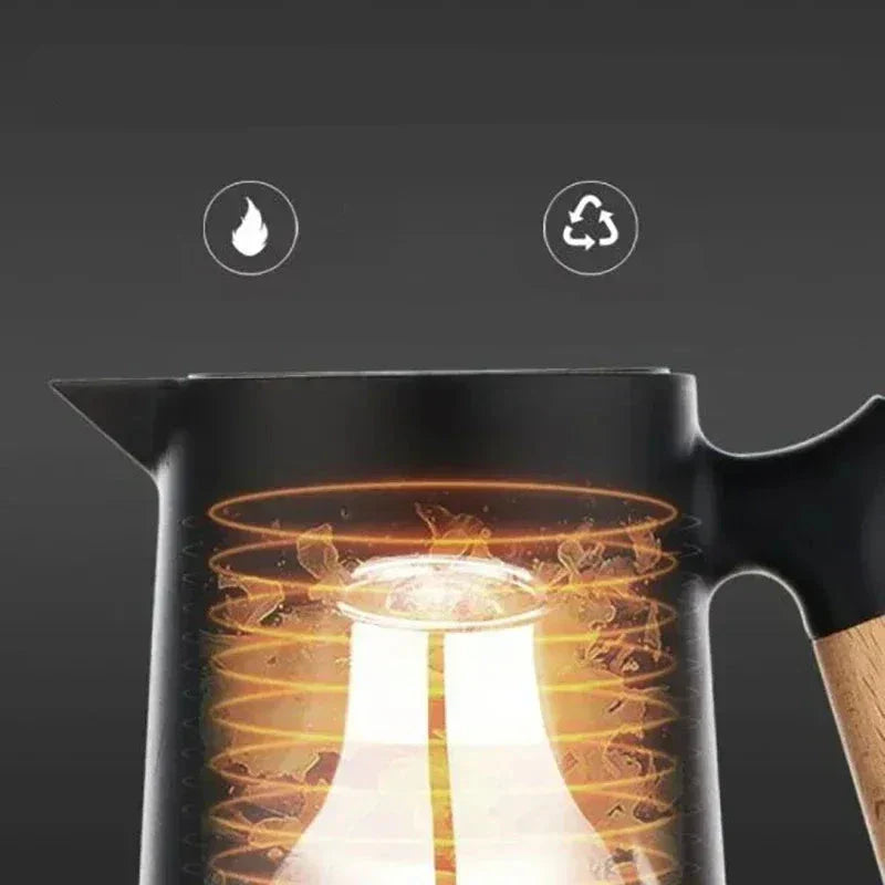 Schwarze Thermoskanne mit Holzgriff, hitzebeständig, recycelbar, skandinavisches Design.