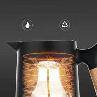 Schwarze Thermoskanne mit Holzgriff, hitzebeständig, recycelbar, skandinavisches Design.