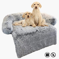 Zwei Welpen auf grauem, flauschigem Hundesofa, gemütliches Haustierbett, luxuriöses Design.