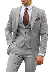 Grauer Herrenanzug mit Weste, brauner Krawatte und Einstecktuch, elegantes Business-Outfit.