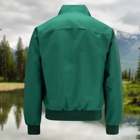 Grüne Jacke vor Berglandschaft, Outdoor-Mode, Naturfotografie, stilvoll, Freizeitkleidung.