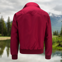 Rote Herrenjacke vor Naturkulisse, Baumwolle, modisch, Outdoor-Bekleidung, Herbstmode.