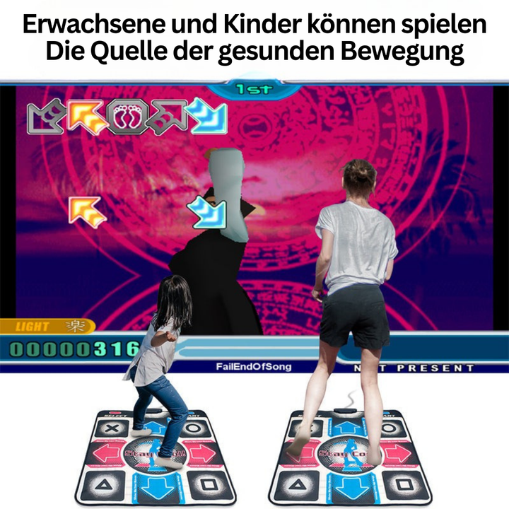 Zwei Personen tanzen auf Tanzmatten vor einem Bildschirm, Fitnessspiel, Bewegungsspiel.