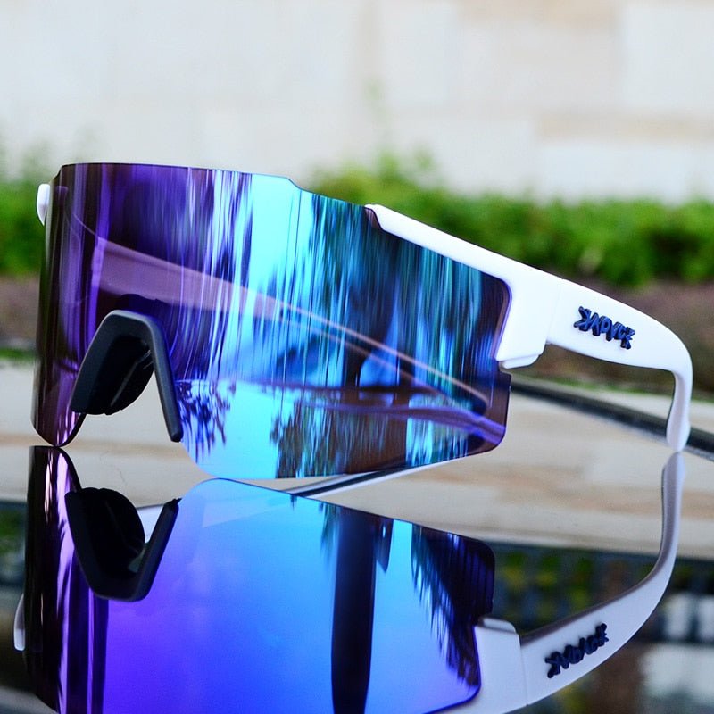 Sport-Sonnenbrille mit blauem verspiegeltem Glas und weißem Rahmen, ideal für Radfahren.
