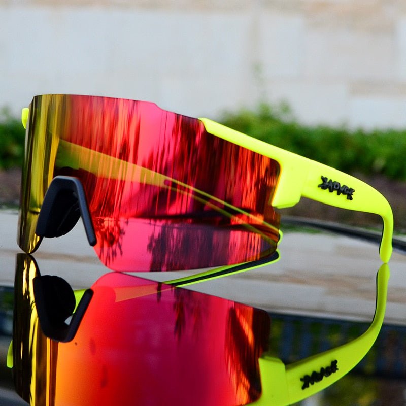 Neongelbe Sportsonnenbrille mit roten verspiegelten Gläsern, ideal für Radfahren und Laufen.