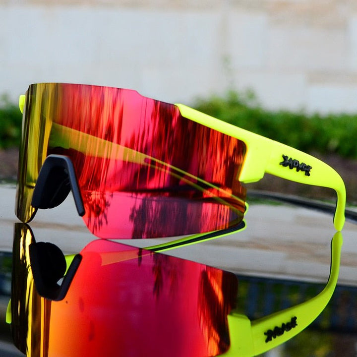 Neongelbe Sportsonnenbrille mit roten verspiegelten Gläsern, ideal für Radfahren und Laufen.