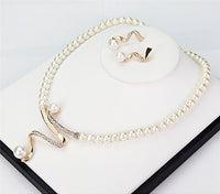 Perlenkette und Ohrringe Set, goldfarben, mit Zirkonia, eleganter Schmuck, Damen Accessoire.