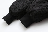 Schwarze gesteppte Jacke, strukturierte Ärmel, modisch, warm, Winterbekleidung, Unisex.