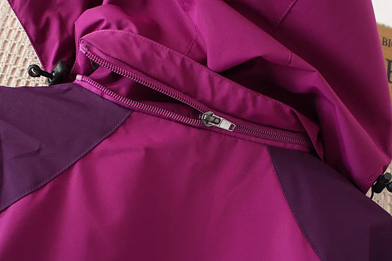 Lila Outdoorjacke mit Reißverschluss, wetterfest, atmungsaktiv, ideal für Wandern und Trekking.