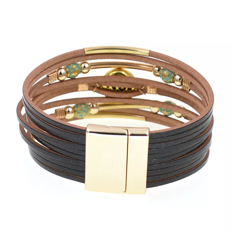 Mehrschichtiges Lederarmband mit goldfarbenem Magnetverschluss, braun und schwarz.