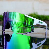 Weiße Sportsonnenbrille mit grünen und violetten verspiegelten Gläsern auf reflektierender Oberfläche.