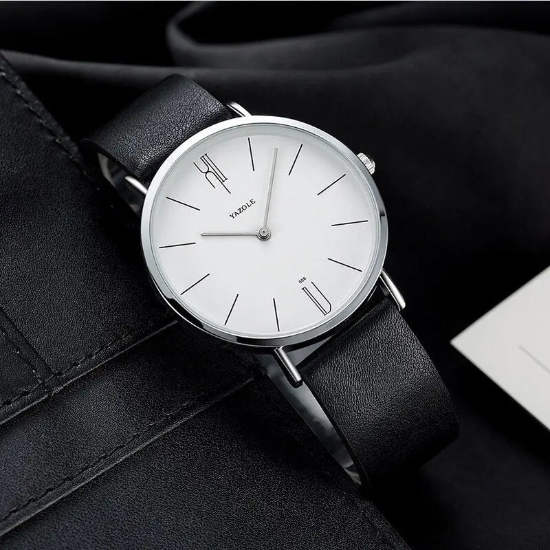 Minimalistische Herrenuhr mit schwarzem Lederarmband, weißem Zifferblatt, silbernem Gehäuse.