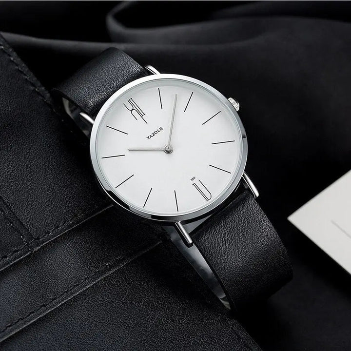 Minimalistische Herrenuhr mit schwarzem Lederarmband, weißem Zifferblatt, silbernem Gehäuse.