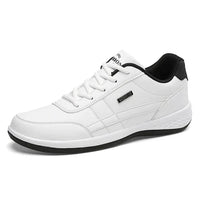 Weißer Herren-Sneaker aus Leder, sportlich, bequem, mit schwarzem Akzent, ideal für Freizeit.