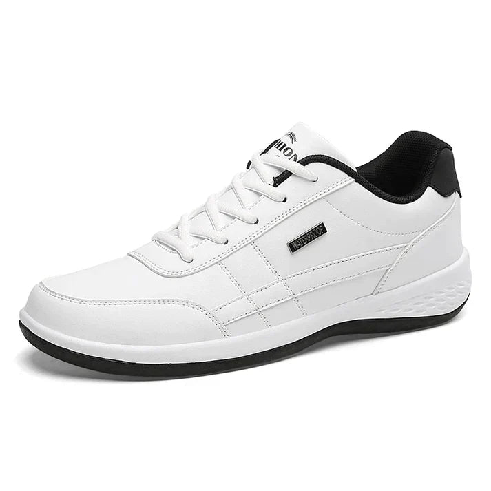 Weißer Herren-Sneaker aus Leder, sportlich, bequem, mit schwarzem Akzent, ideal für Freizeit.
