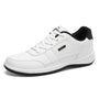 Weißer Herren-Sneaker aus Leder, sportlich, bequem, mit schwarzem Akzent, ideal für Freizeit.