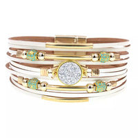 Mehrschichtiges Armband, weißes Leder, goldene Akzente, türkisfarbene Perlen, Magnetverschluss.