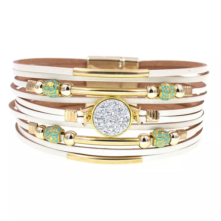 Mehrschichtiges Armband, weißes Leder, goldene Akzente, türkisfarbene Perlen, Magnetverschluss.