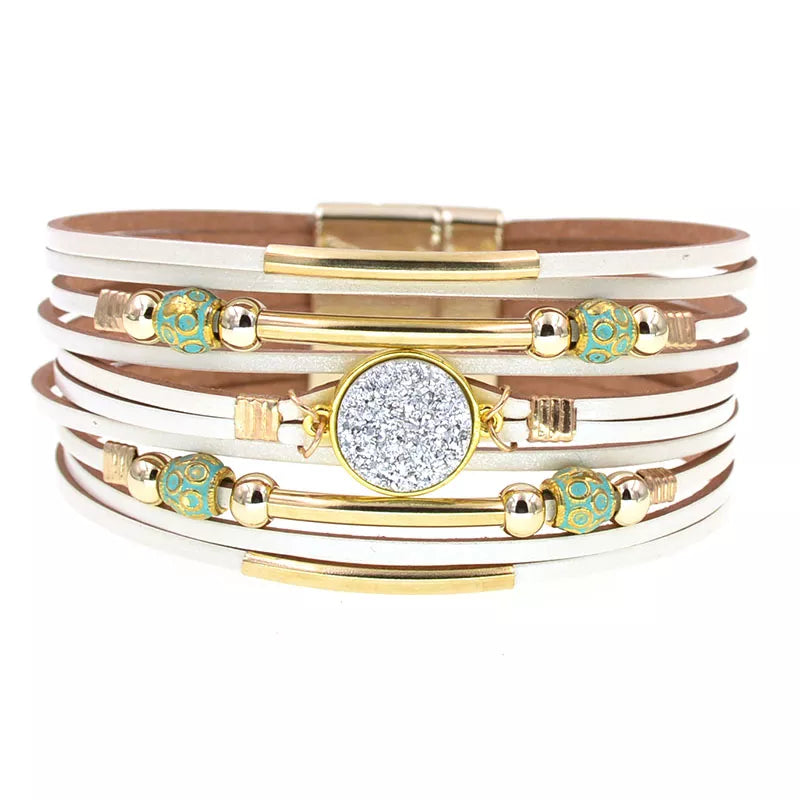 Mehrschichtiges Armband, weißes Leder, goldene Akzente, türkisfarbene Perlen, Magnetverschluss.