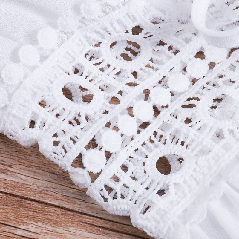 Lange Strandkleid mit Spitzenakzenten und Schleifenverschluss – Elara