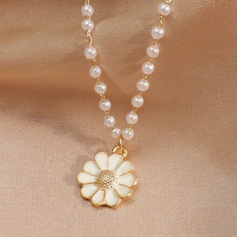 Perlenkette mit goldener Gänseblümchen-Anhänger, eleganter Schmuck für Damen.