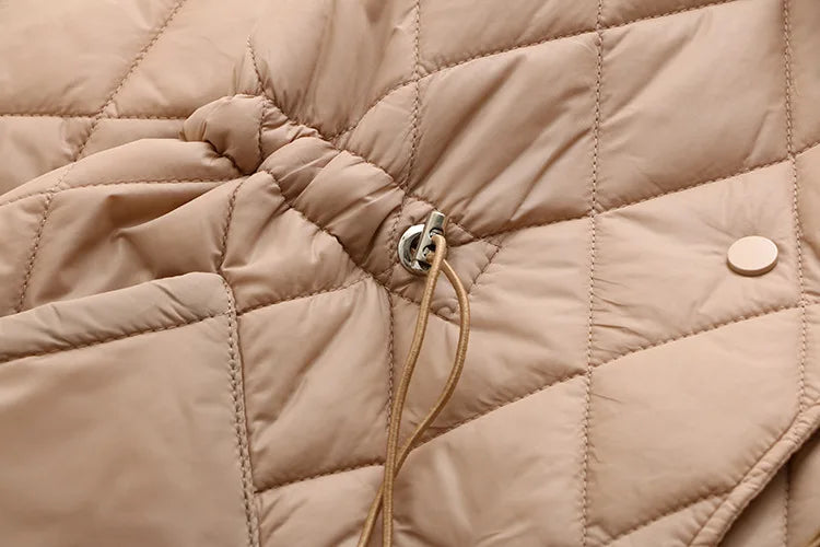 Beige gesteppte Jacke mit Kordelzug, Knopfdetail, modisch, warm, Damenbekleidung.