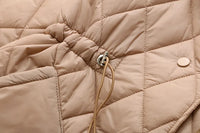 Beige gesteppte Jacke mit Kordelzug, Knopfdetail, modisch, warm, Damenbekleidung.