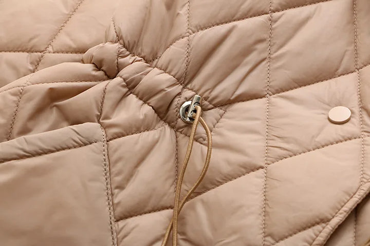 Beige gesteppte Jacke mit Kordelzug, Knopfdetail, modisch, warm, Damenbekleidung.