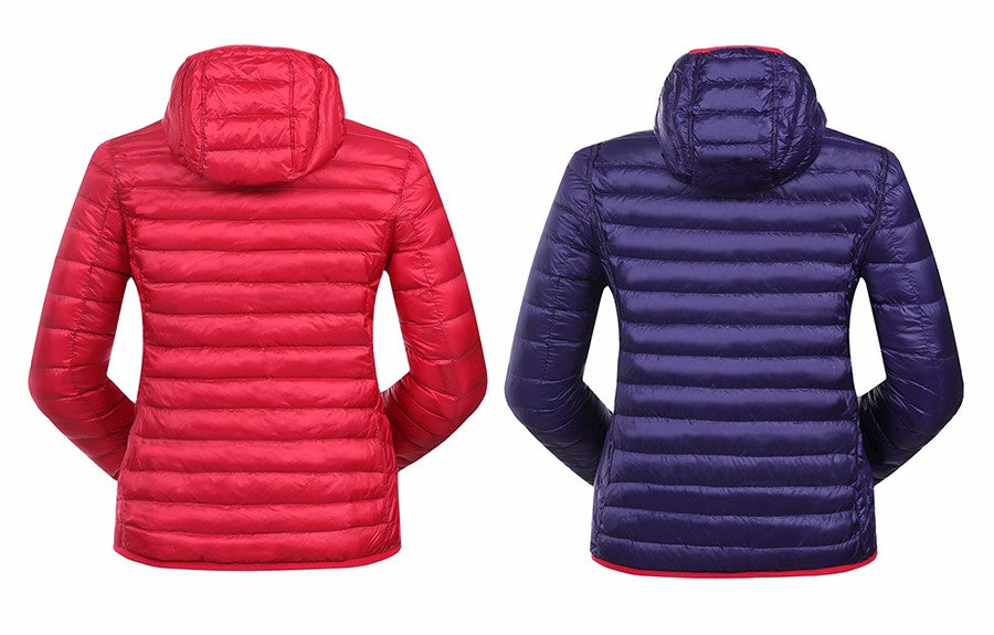 Rote und blaue Daunenjacke mit Kapuze, leicht, warm, Wintermode für Damen.