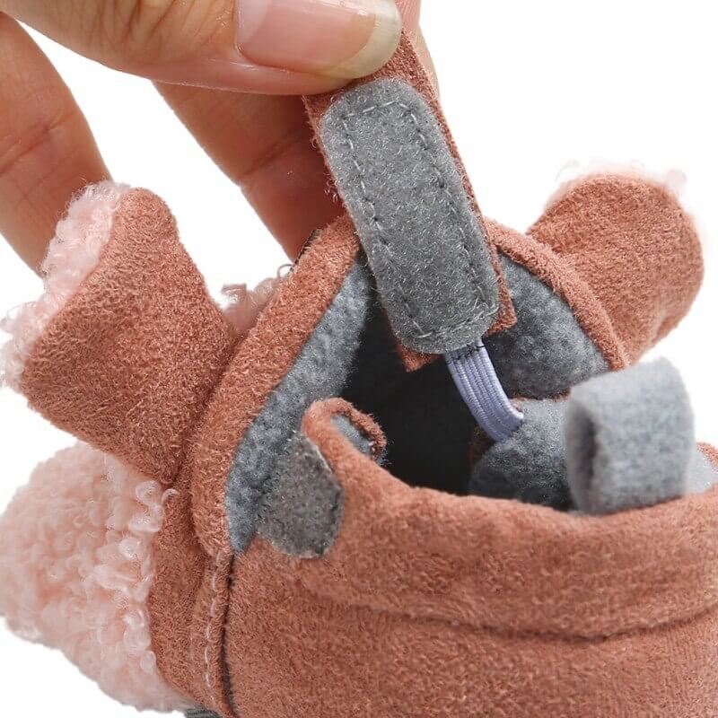 Weiche rutschfeste Lauflernschuhe für Babys mit Lamm-Motiv – Winterzauber Schrittchenwarm