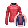 Rote Daunenjacke mit Kapuze, leicht, wendbar, blaues Innenfutter, Outdoor-Bekleidung.