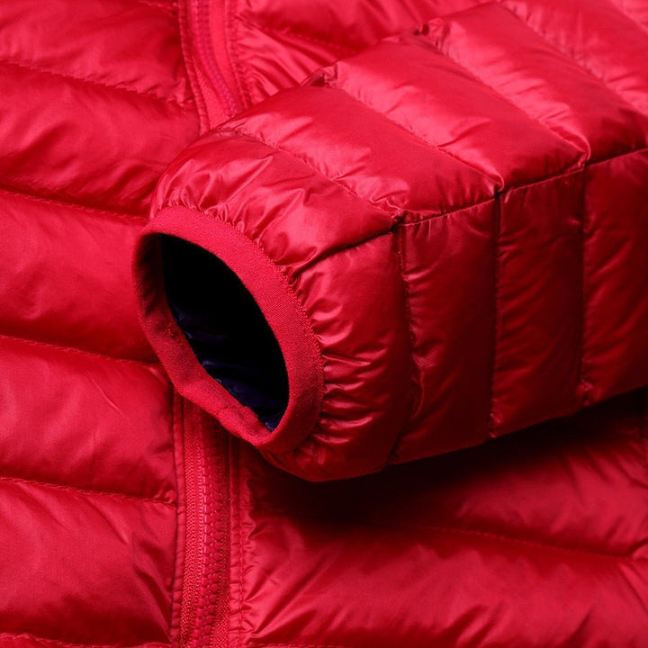 Rote Daunenjacke, gesteppte Winterjacke, warm, modisch, Outdoor-Bekleidung, Reißverschluss.