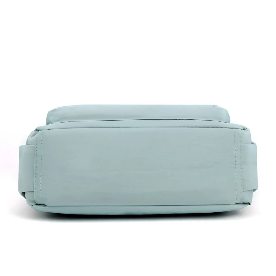 Hellblaue Umhängetasche aus Leder, minimalistisch, modisch, vielseitig für Damen.