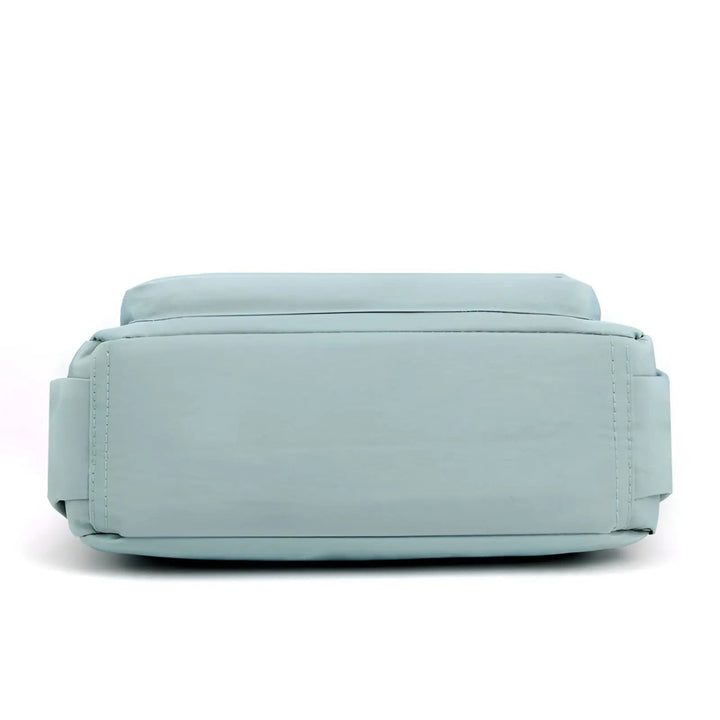 Hellblaue Umhängetasche aus Leder, minimalistisch, modisch, vielseitig für Damen.