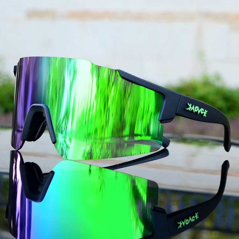 Sonnenbrille mit grünem Spiegelglas, schwarzem Rahmen, sportliches Design, reflektierend.