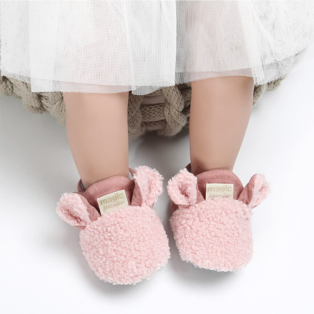 Weiche rutschfeste Lauflernschuhe für Babys mit Lamm-Motiv – Winterzauber Schrittchenwarm