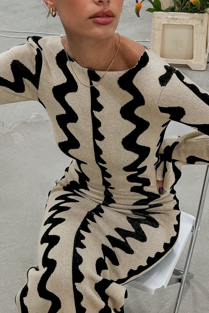 Strickkleid mit Wellenmuster – Herbstzauber Mirae